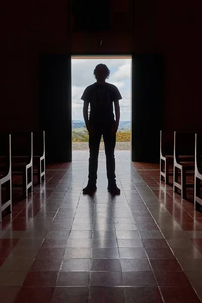 De pie en la puerta de la iglesia — Foto de Stock
