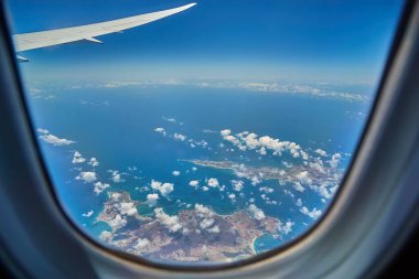 Saint Martin ve Anguilla Karayip adaları uçak penceresinden görüldü