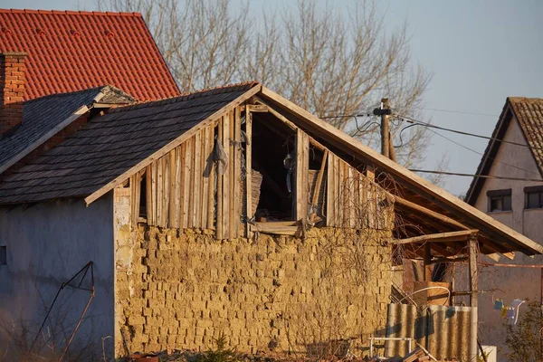 Дах покинутого будинку і горище — стокове фото