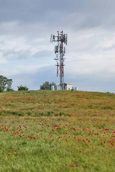 Башни передатчиков на холме — стоковое фото