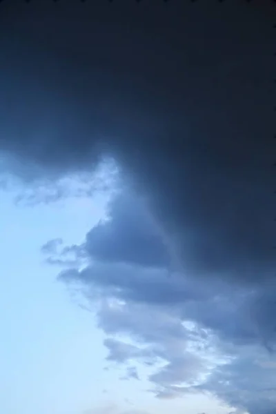 Бушующие облака в небе — стоковое фото