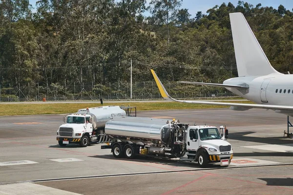 Camiones tanque de combustible en un aeropuerto —  Fotos de Stock