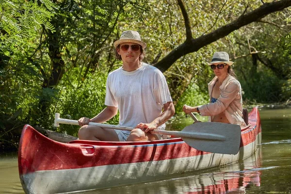 Canoa in un ambiente naturale — Foto Stock