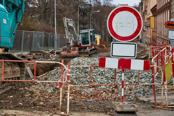 Stedelijke bouwplaats met waarschuwingsborden — Stockfoto