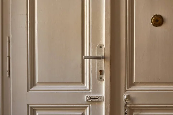 Drzwi wejściowe mieszkania — Zdjęcie stockowe