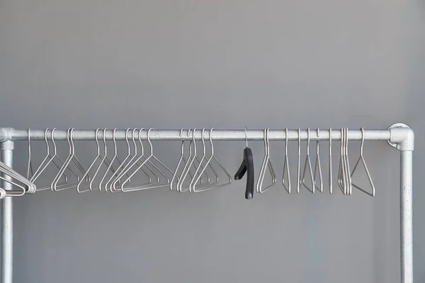 Lege garderobe hangers op een geannuleerd evend — Stockfoto