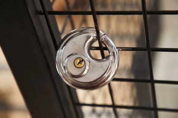 Hangslot bevestigd op een metalen hek — Stockfoto