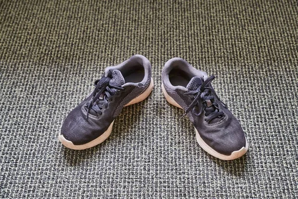 Пара взуття на килимі — стокове фото