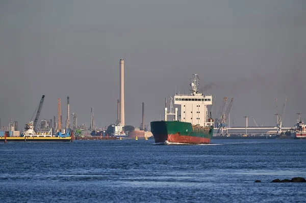 Statek przemysłowy opuszczający Rotterdam — Zdjęcie stockowe