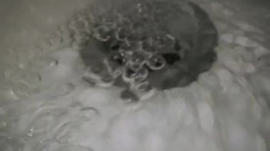 Lavabo lavabosu makroyu boşaltıyor.