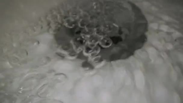 Lavabo lavabosu makroyu boşaltıyor. — Stok video