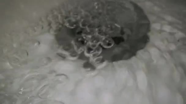 Salle de bain lavabo drain macro — Video