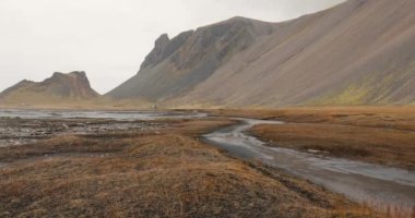 İzlanda 'da yürüyüş, Vestrahorn dağlarında yağmurlu manzara