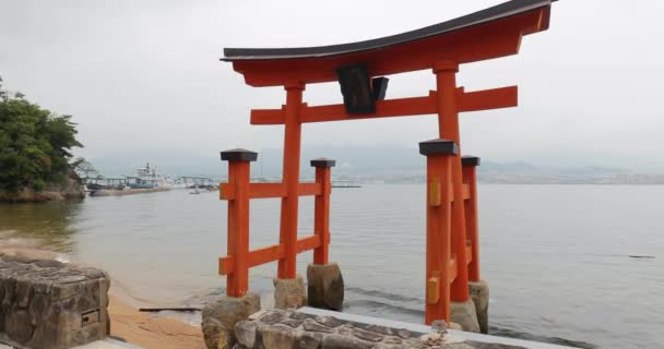 Puerta de Tori en el agua en Miyajima, Japón — Vídeos de Stock