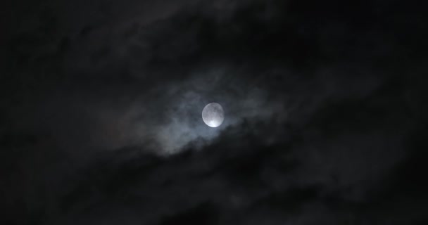 Lune et nuages sombres la nuit — Video