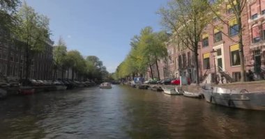 Kanallardan Amsterdam manzarası