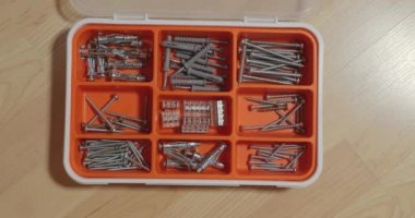 Evde DIY çalışması için vida seçiliyor
