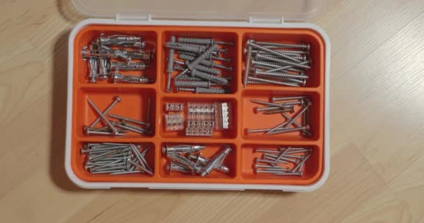 Tornillos de picado para el trabajo de bricolaje en casa — Vídeos de Stock