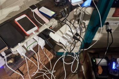 Telefonlar ve diğer cihazlar şarj ediliyor