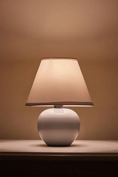 Lampe sur table de chevet — Photo