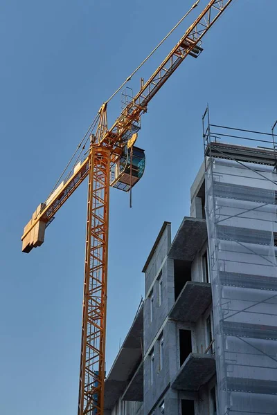 Construcción de edificios urbanos con grúa —  Fotos de Stock