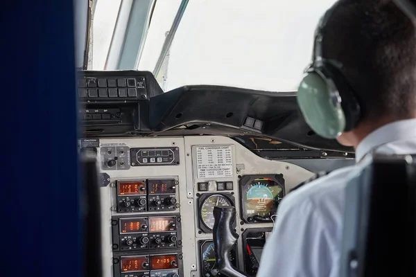 Управление небольшим самолетом на бортовой палубе — стоковое фото