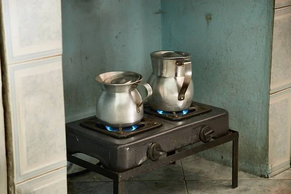 Haciendo café en una vieja estufa —  Fotos de Stock