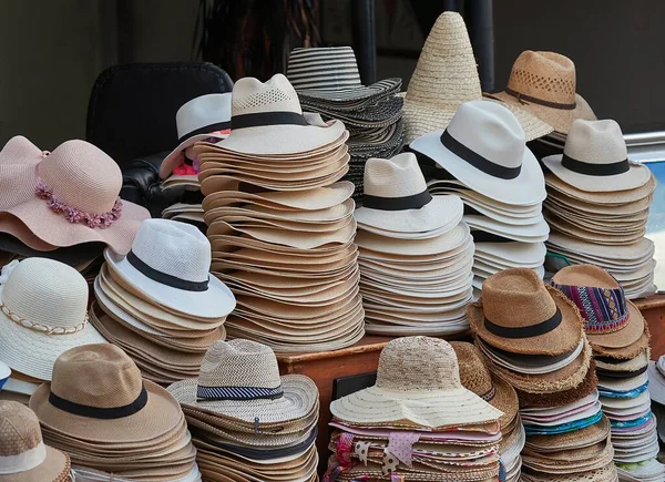 Hüte stapelweise auf einem Markt — Stockfoto