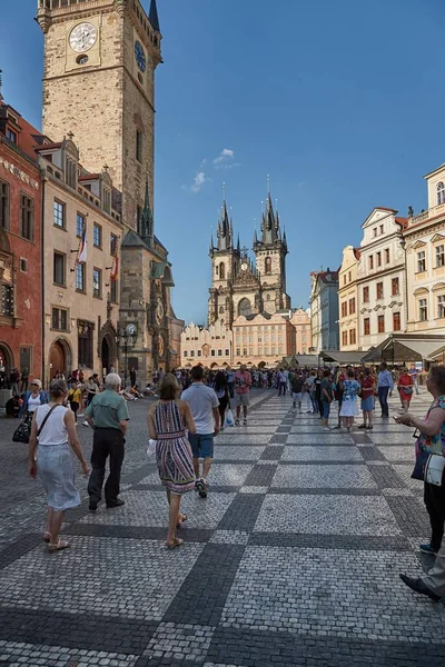 Prag stora torget utsikt med Tyn kyrka — Stockfoto