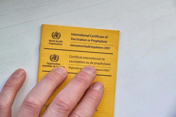 Vaccination certificate shown at a desk — Stock Photo, Image