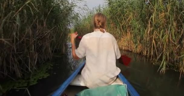 Kanovaren op een meer — Stockvideo