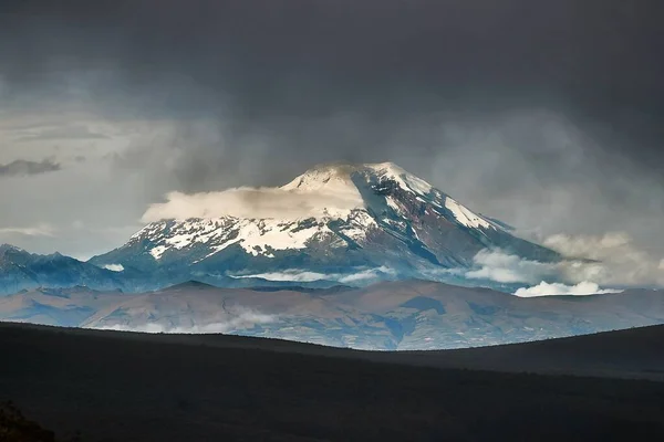 Pico de Chimborazo en la distancia, nubes oscuras — Foto de Stock