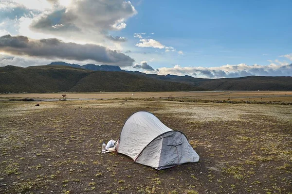 Tent on a high mountain plateau — Stock Photo, Image