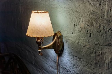 Loş bir odada lamba.