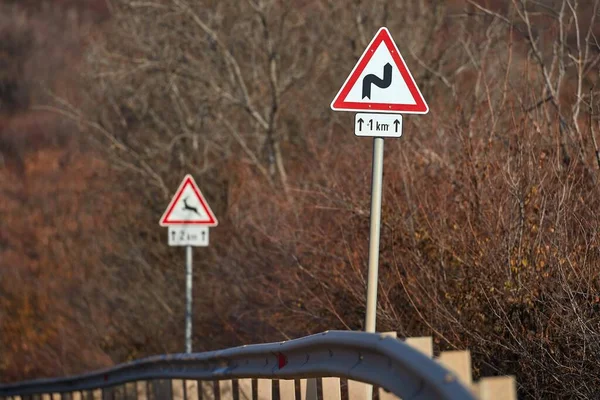 Wiejskie znaki drogowe ostrzegające o zakrętach — Zdjęcie stockowe