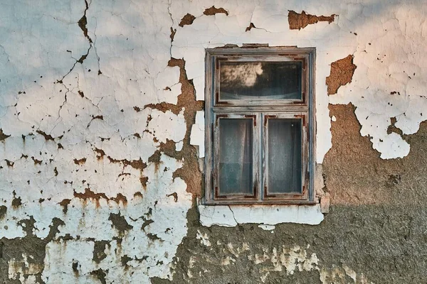 Maison abandonnée s'effondrant mur et fenêtre en adobe — Photo