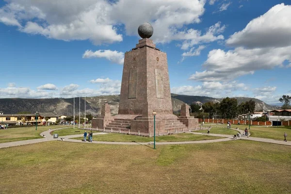 Monument på ekvatorlinjen nära Quito, San Antonio — Stockfoto