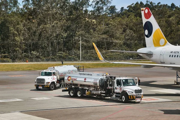Caminhões-tanque de combustível em um aeroporto — Fotografia de Stock
