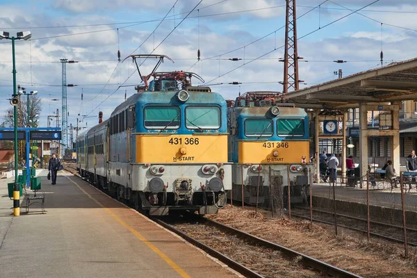 Trenes de pasajeros en una estación en Hungría —  Fotos de Stock