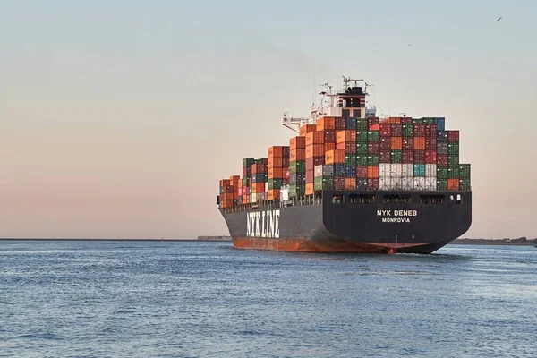 Containerschiff im Hafen von Rotterdam — Stockfoto