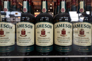 Dükkan vitrininde Jameson viskisi şişeleri