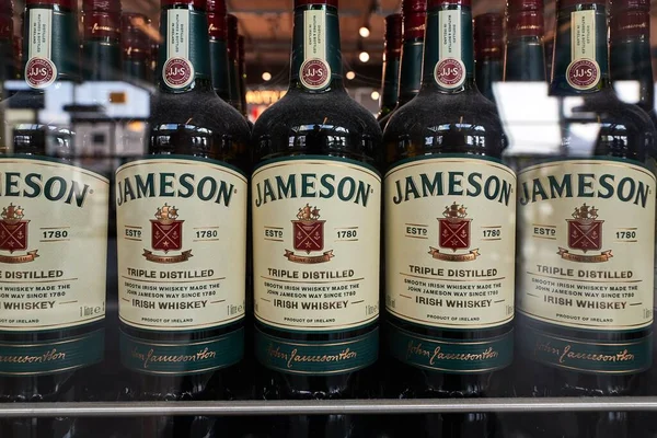 Garrafas de uísque Jameson em uma janela de loja — Fotografia de Stock