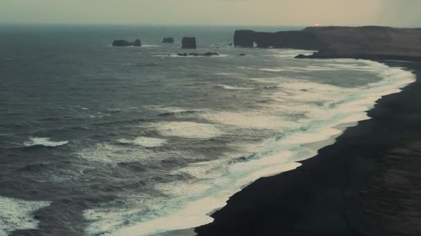 Islandia paisaje playa de arena negra en crepúsculo — Vídeos de Stock