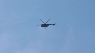 Gökyüzündeki askeri helikopter