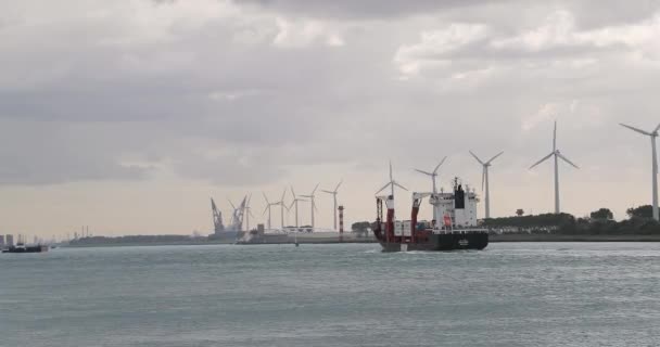 Navio que transporta contentores através de rotterdam — Vídeo de Stock