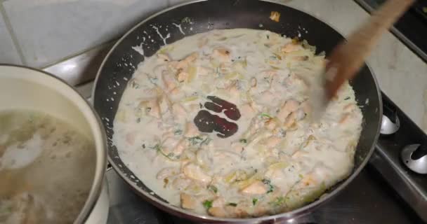 Friggere i pezzi di salmone in una crema — Video Stock