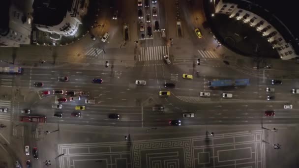 Carros e ônibus de drone em uma rua da cidade à noite — Vídeo de Stock