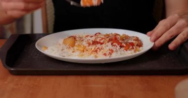 Taze malzemeli sebze çorbası içiyorum.