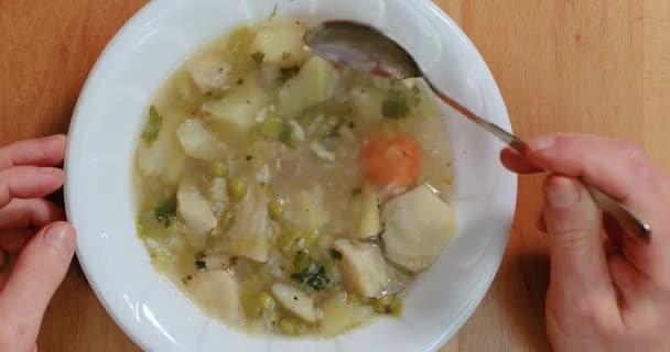 Comer sopa de verduras con ingredientes frescos — Vídeo de stock