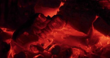 Kamp ateşi kırmızı parlıyor.